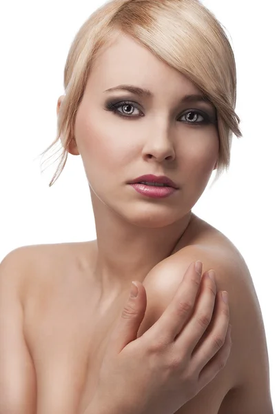 Blondes junges Mädchen mit stylischem Aussehen, die rechte Hand liegt auf der linken Schulter — Stockfoto