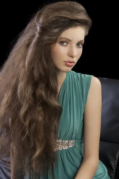 Ung elegant flicka i grönt — Stockfoto