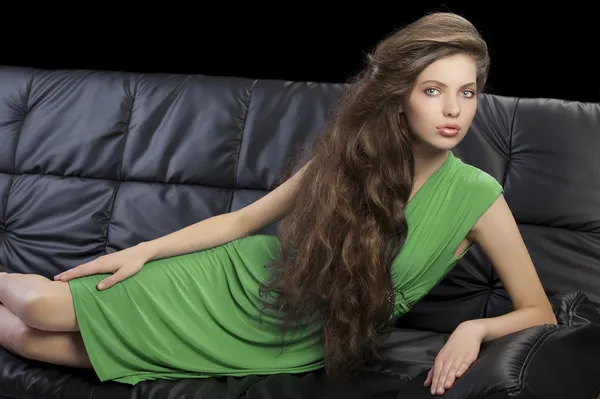 Jovem menina elegante em vestido verde — Fotografia de Stock