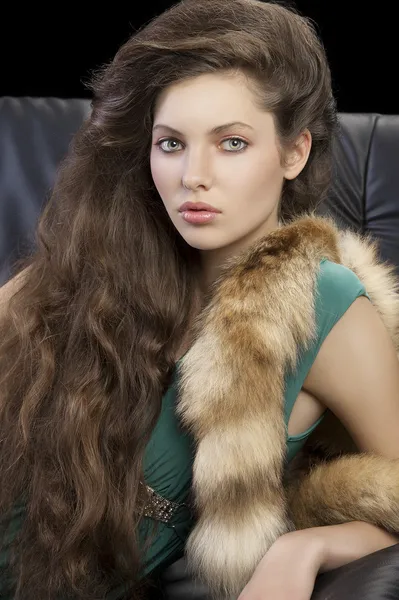 Ritratto di giovane ragazza elegante con pelliccia — Foto Stock