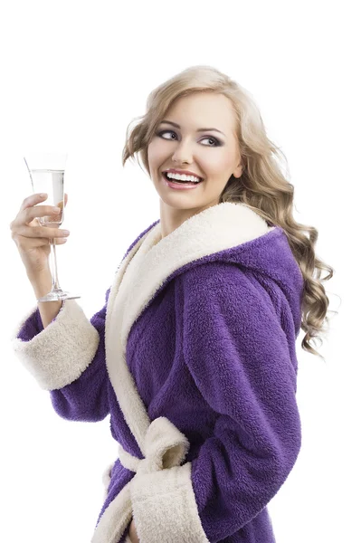 Loira haooy menina em roupão bebendo champanhe, ela se ri e — Fotografia de Stock