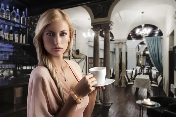 Mujer sensual rubia con una taza — Foto de Stock