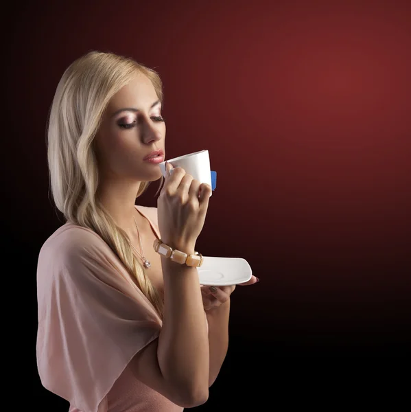 Ξανθιά αισθησιακή γυναίκα με λευκό τσάι Κύπελλο — Φωτογραφία Αρχείου