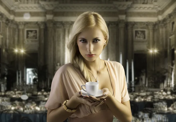 Blond sensuele vrouw met een koffiekopje — Stockfoto