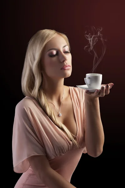 Bir kahve ile şehvetli sarışın kadın — Stok fotoğraf