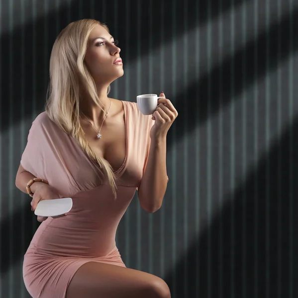 Érzéki szőke hölgy egy csésze kávé — Stock Fotó
