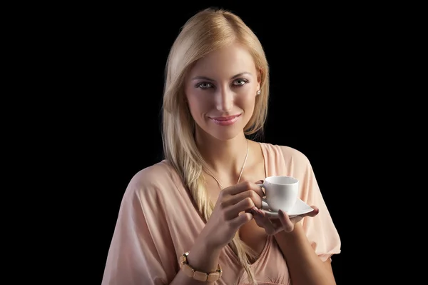 Uśmiechający się blond zmysłowa kobieta przy filiżance — Zdjęcie stockowe