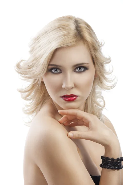 Latające włosy blond dziewczyna, jej rękę pod brodą — Zdjęcie stockowe