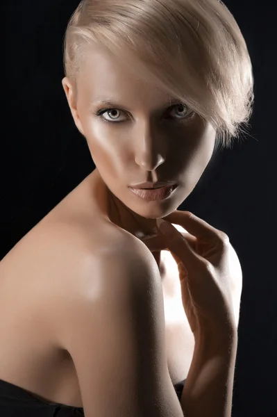 Skönhet närbild porträtt av en blond flicka — Stockfoto