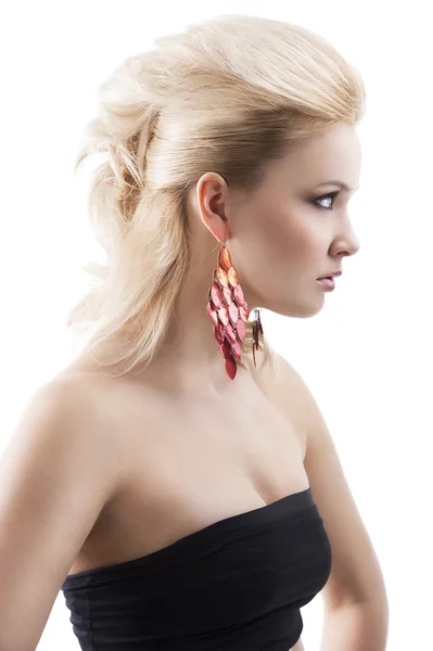 Röda örhängen på söt blond tjej, med en axpression av överraskning, — Stockfoto