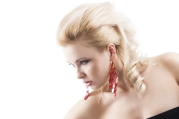 关于可爱的金发女孩的红色耳环，她弯曲的右侧 — 图库照片