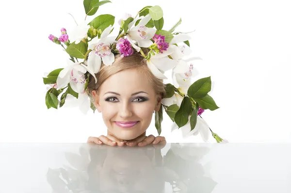 Bonita rubia con corona de flores en la cabeza, mira a la lente —  Fotos de Stock