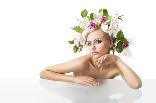 Pretty ξανθό με λουλούδι στέμμα στο κεφάλι, το πηγούνι της στηρίζεται σε l — Φωτογραφία Αρχείου