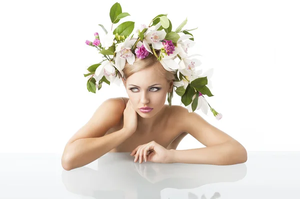 Bonita rubia con corona de flores en la cabeza, mira a la derecha — Foto de Stock