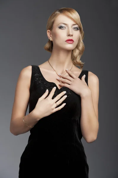 패션 금발 소녀, 그녀는 그녀의 손에 가슴 위에 — 스톡 사진