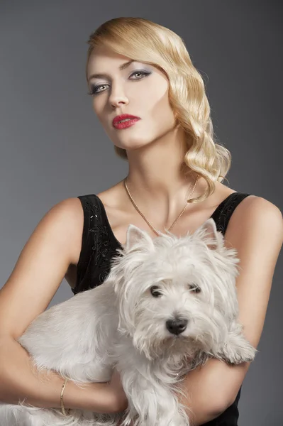 Стара модна блондинка, з собакою — стокове фото