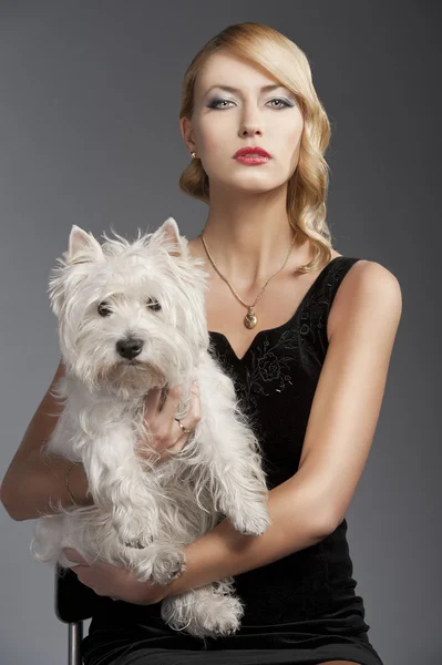 Stock image Old fashion blond girl, with dog she looks in to the lens