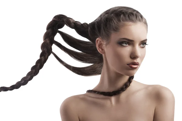 Retrato de beleza de uma morena com cabelos longos de trança — Fotografia de Stock
