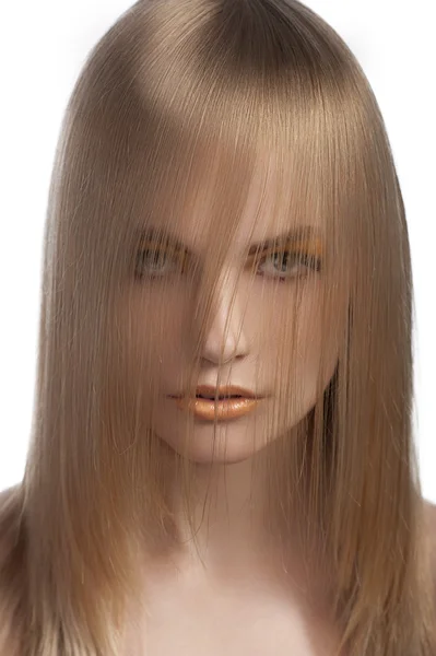 Портрет девушки, покрывающей лицо волосами — стоковое фото