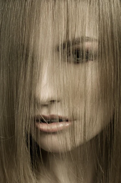 Ładna kobieta obejmujących twarz włos zbliżenie — Zdjęcie stockowe