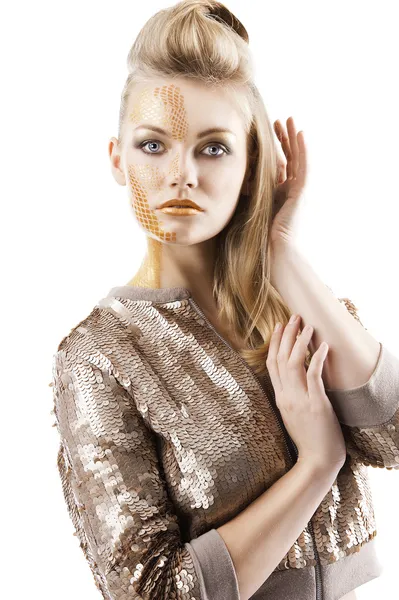 De glinsterende pailletten-creatieve make-up meisje, haar hand is in de buurt van th — Stockfoto
