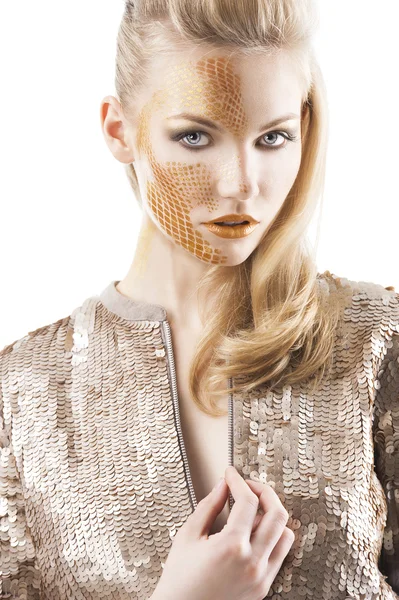 De creatieve make-up meisje glinsterende pailletten, ze ziet er in aan de — Stockfoto