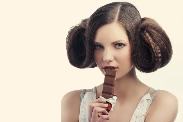 Lady eszik csokoládé — Stock Fotó