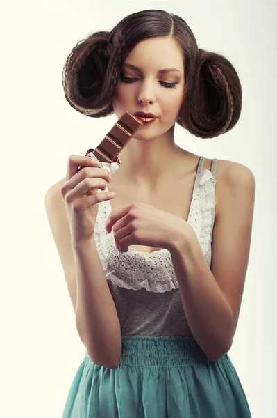 Menina derretendo chocolate em seus lábios — Fotografia de Stock