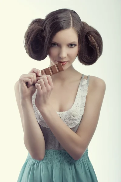 Una ragazza vintage che mangia cioccolato — Foto Stock