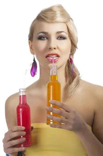 Moda verão menina beber, ela bebe bebida laranja — Fotografia de Stock