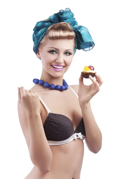 Chica joven rubia sosteniendo pastelería —  Fotos de Stock