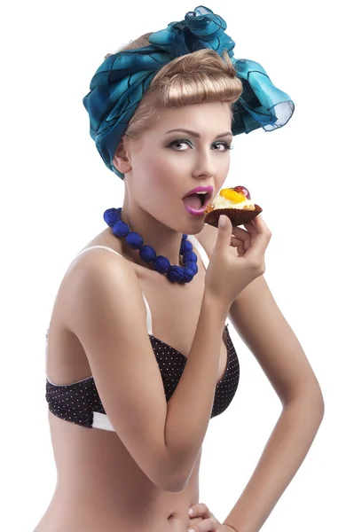 Blondes junges Mädchen isst süß — Stockfoto