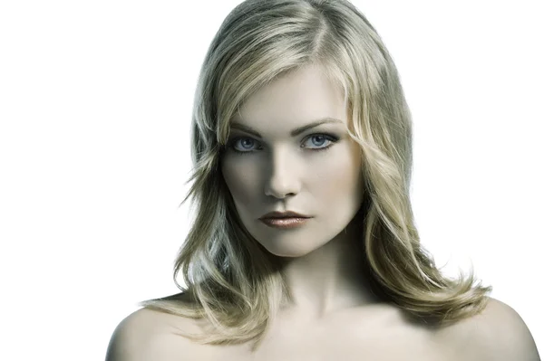 Блондинка молода жінка зі стильним волоссям — стокове фото