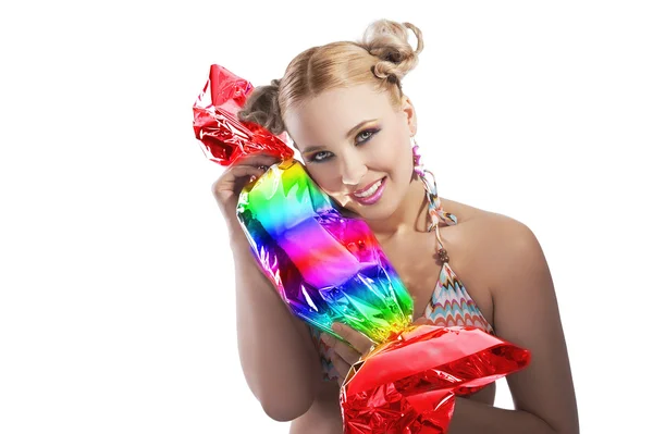 Menina loira engraçado jogando com doces — Fotografia de Stock