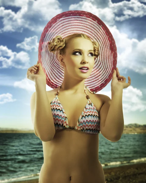 Menina loira usando chapéu de verão rosa — Fotografia de Stock