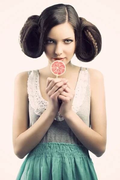 Vintage girl with lollipop, she looks at right, she has a sly ex — Stock Photo, Image