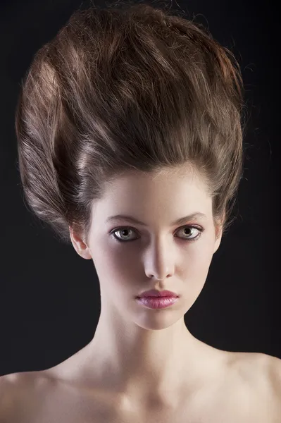 Morena com penteado criativo — Fotografia de Stock