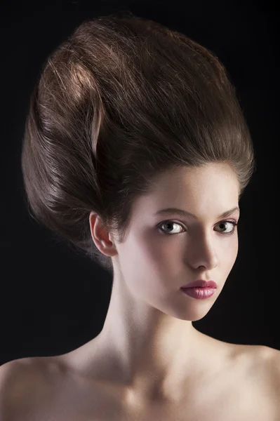 Brunette à la coiffure luxuriante — Photo
