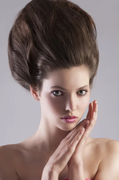 Yaratıcı bir saç modeli ile esmer Bayan — Stok fotoğraf