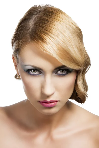 Портрет блондинки винтажной девушки, у нее острые глаза — стоковое фото