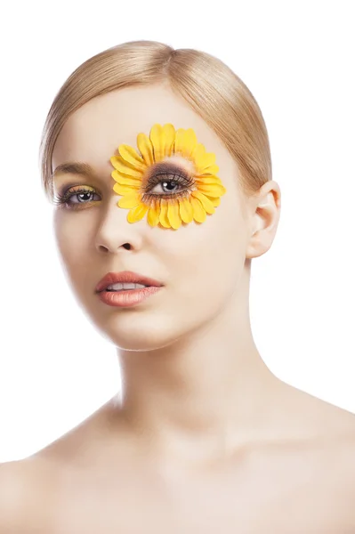 Kwiatowy makijaż, ona patrzy, patrzy obiektyw — Zdjęcie stockowe