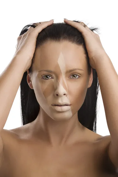 Dziewczyna z brązowy pomalowana twarz — Zdjęcie stockowe