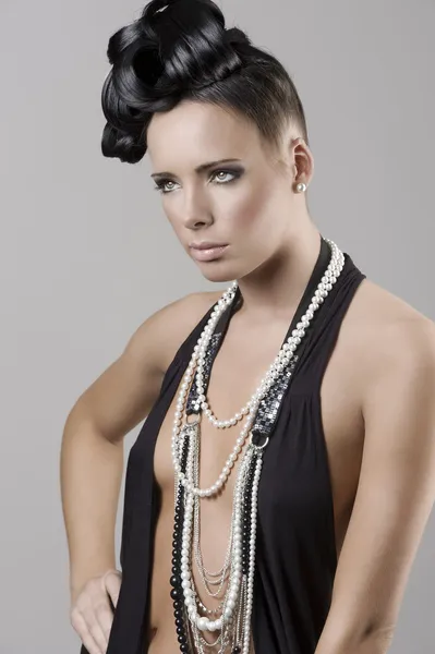 セクシーなファッションのネックレスを持つ女性 — ストック写真