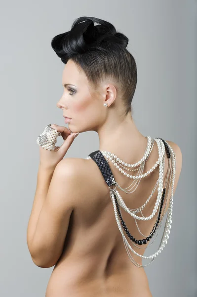 Mulher traseira com penteado e jóias — Fotografia de Stock
