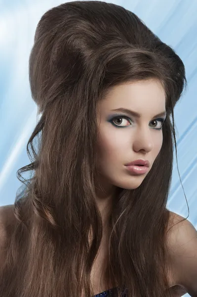 Morena com estilo de cabelo vintage criativo — Fotografia de Stock