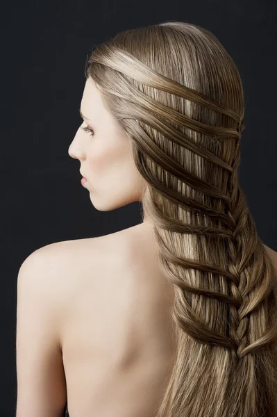 Cabelo longo e penteado de moda, ela olha para baixo à esquerda — Fotografia de Stock