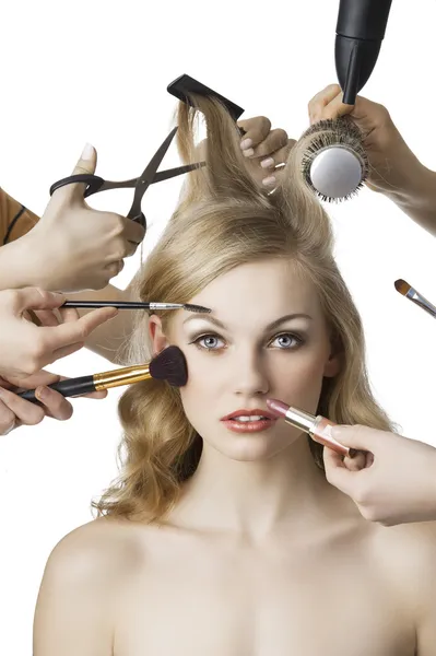 In beauty salon, the girl looks in to the lens — Stock Photo, Image