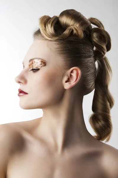 Menina da moda com maquiagem de leopardo, ela é transformada em perfil — Fotografia de Stock