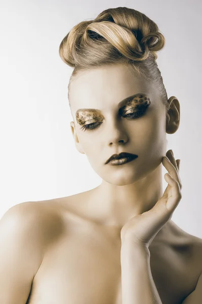 Mode meisje met leopard make-up, ze kijkt naar beneden — Stockfoto