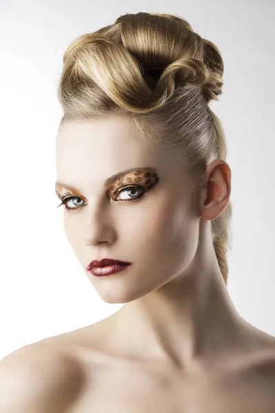 Chica de la moda con el maquillaje de leopardo, ella es vuelta de tres cuartos — Foto de Stock